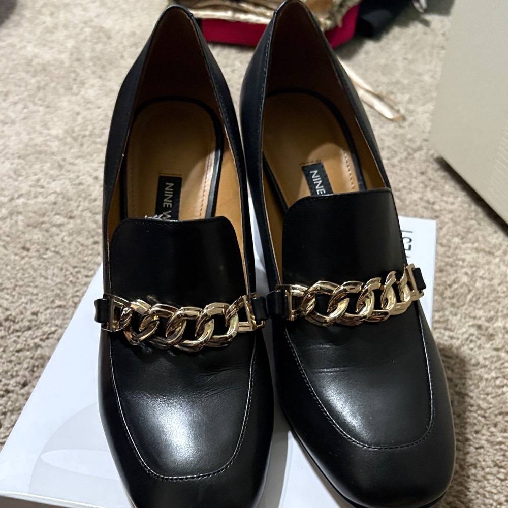 Nine West Black Flats with Gold Chain Accent.  Excellent condition.  It’s a must